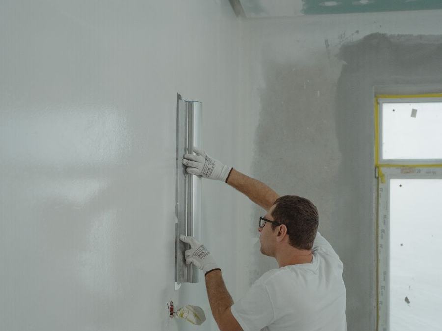 Wand wird glatt gespachtelt