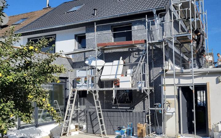 Eingerüstetes Wohnhaus beim Fassadenanstrich
