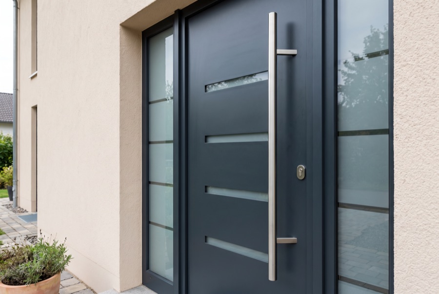 Moderne Haustür mit Sicherheitsbeschlägen