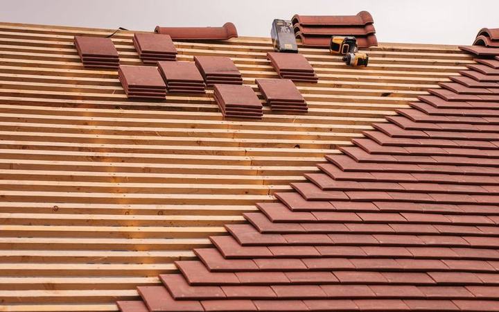 Steildach wird mit neuen Tonziegeln eingedeckt