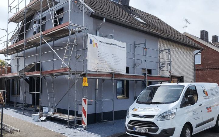 Baustelle der Merkelbach Gruppe mit Firmenwagen