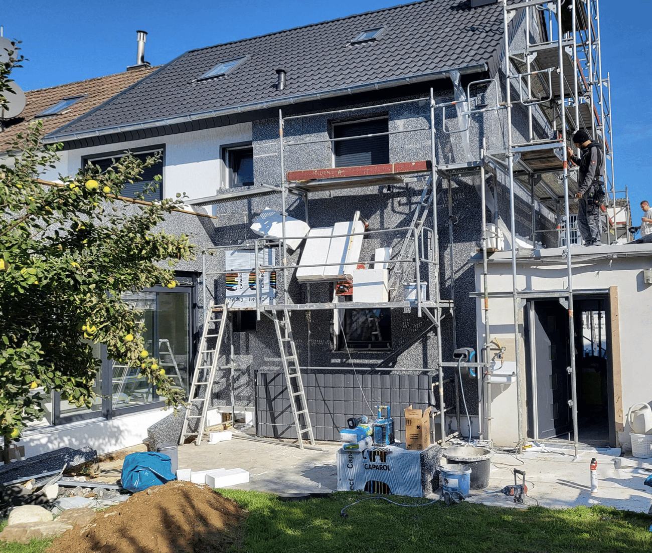Eingerüstetes Haus während der Fassaden- und Dacharbeiten