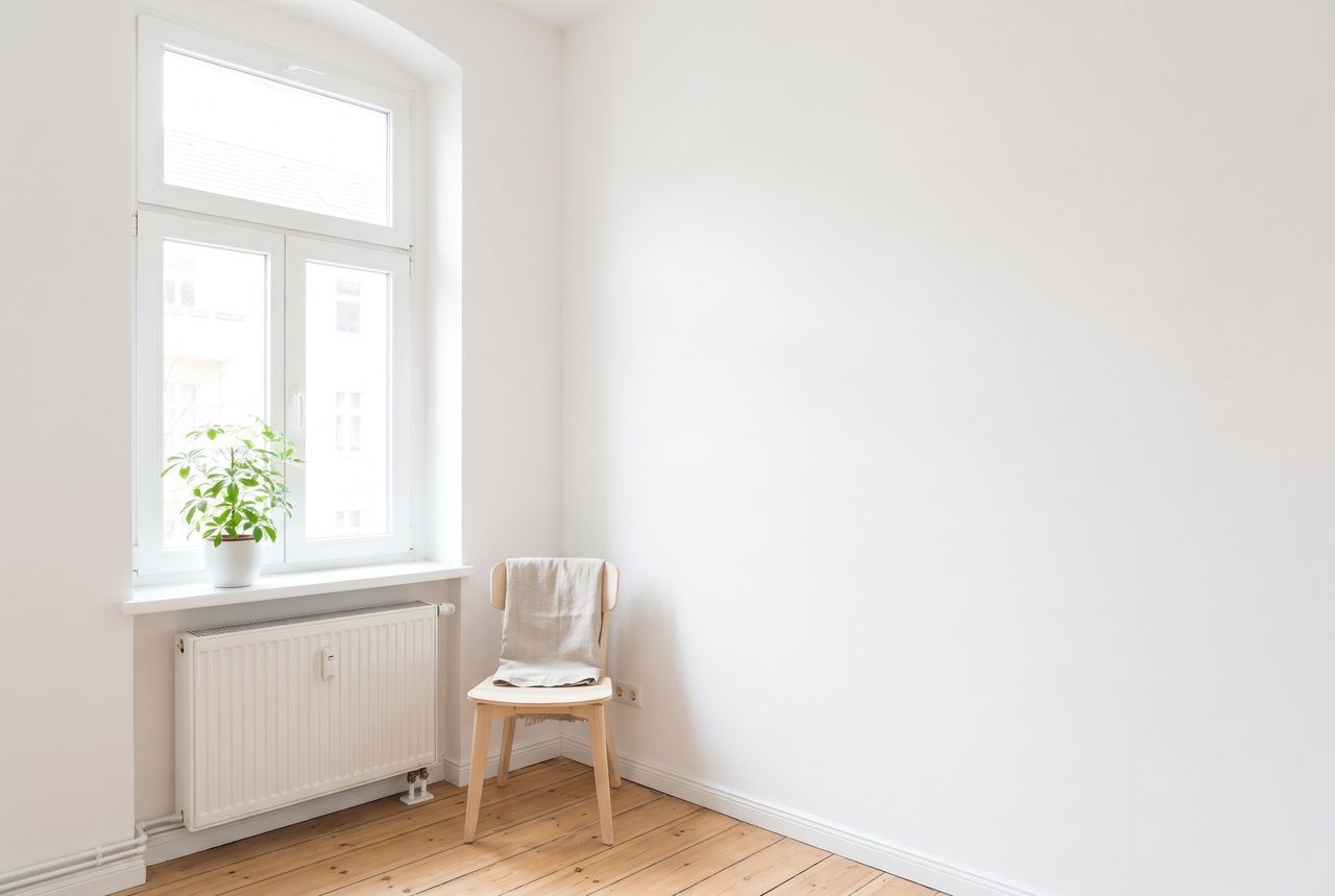 Saubere, frisch gestrichene Wand neben einem Fenster nach der Schimmelsanierung